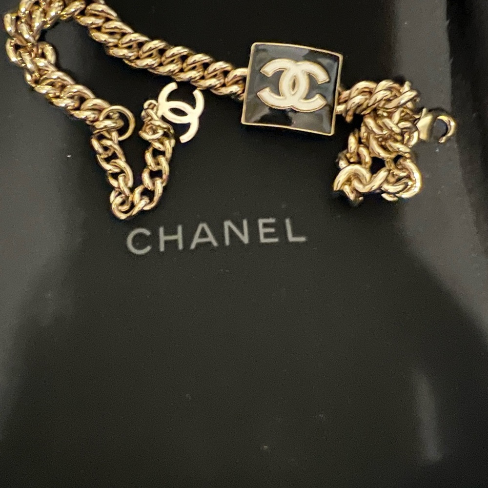 CHANEL Gold and Black CC Link Necklace - Picture 4 of 4